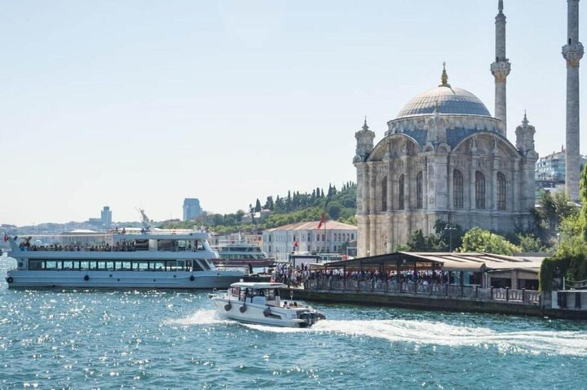 una barca in acqua vicino a un molo con un edificio