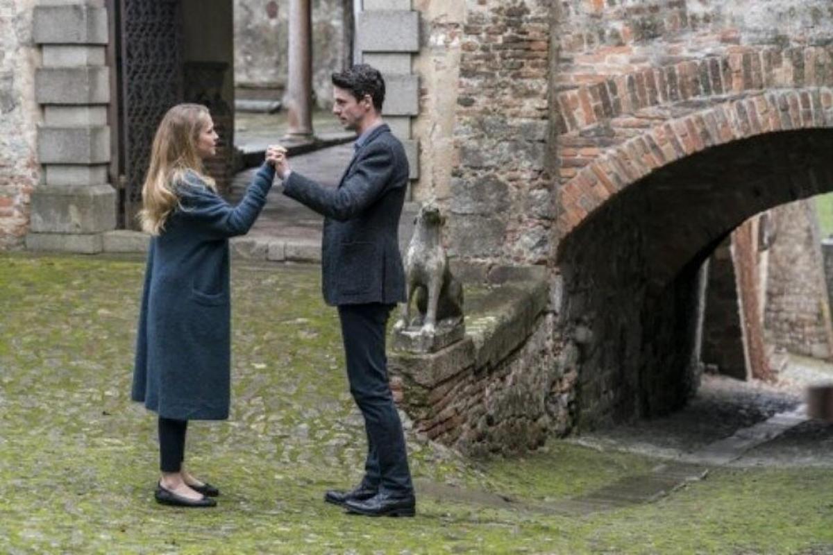 un uomo e una donna che si tengono per mano vicino a un ponte