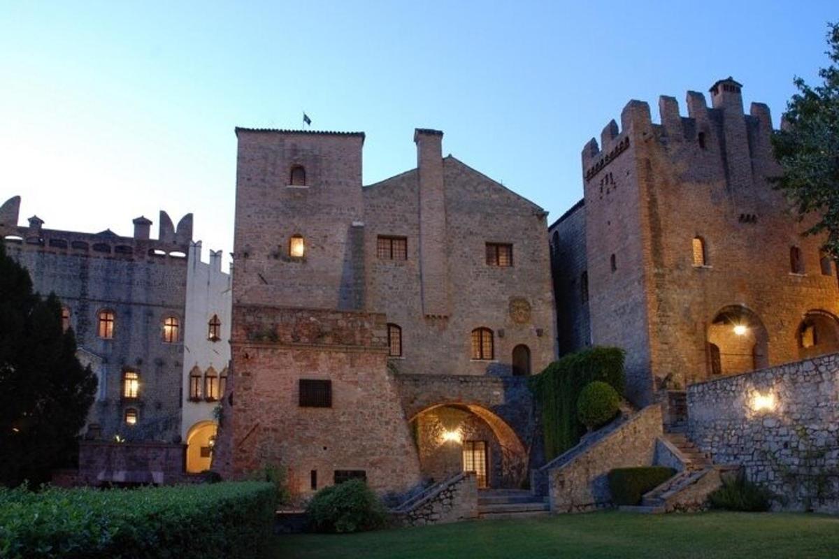 un vecchio castello con due torrette la sera