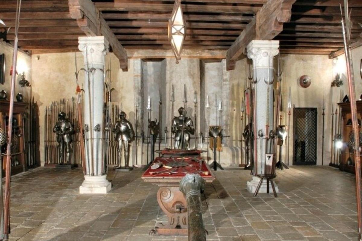 una stanza con un gruppo di armaioli in mostra