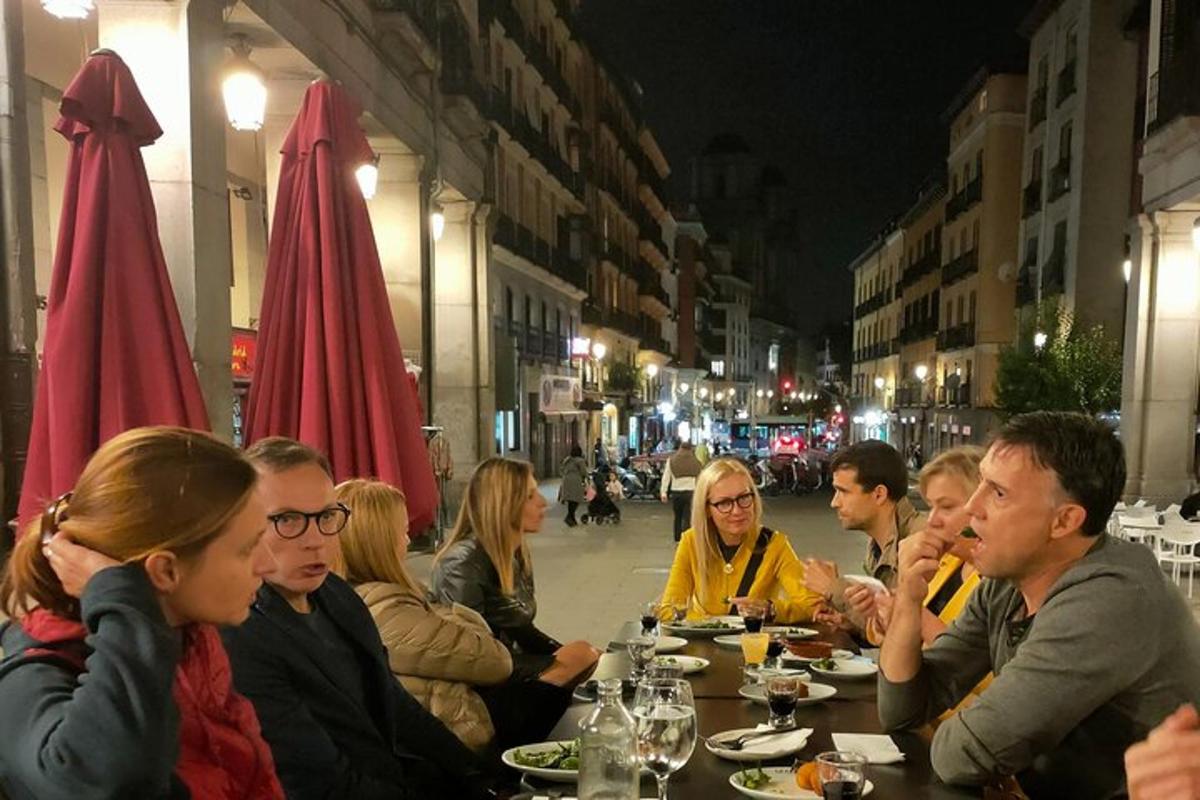 skupina lidí sedících u stolu v restauraci