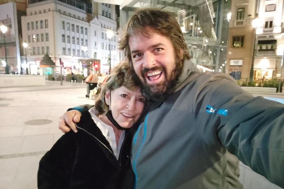 un uomo e una donna posano per una foto