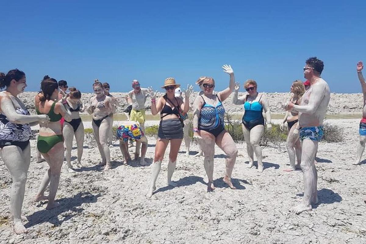 un gruppo di persone in costume da bagno sulla spiaggia