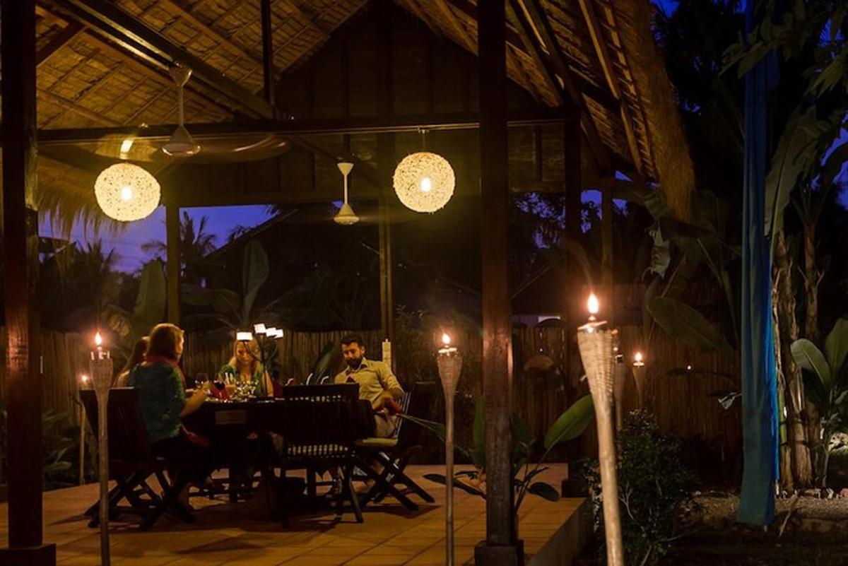 skupina lidí sedících v noci u stolu v restauraci