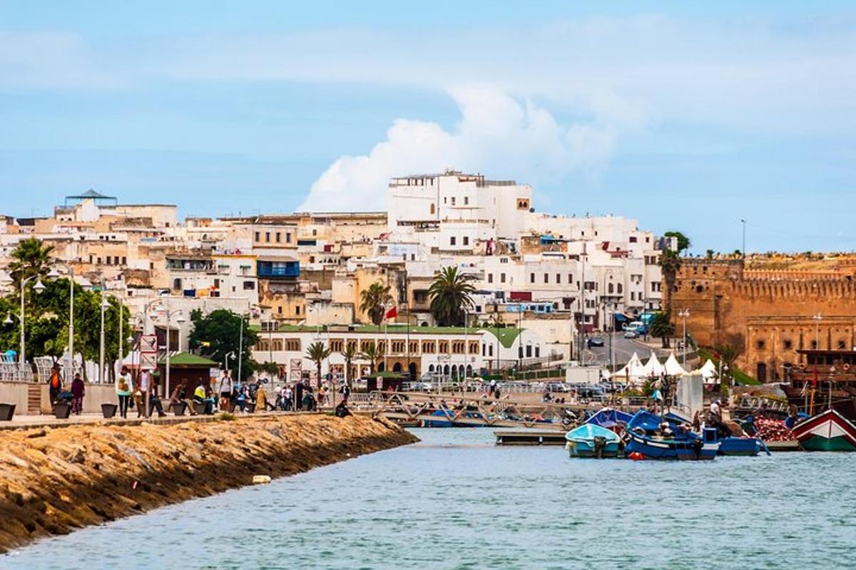 una vista di una città con barche in acqua