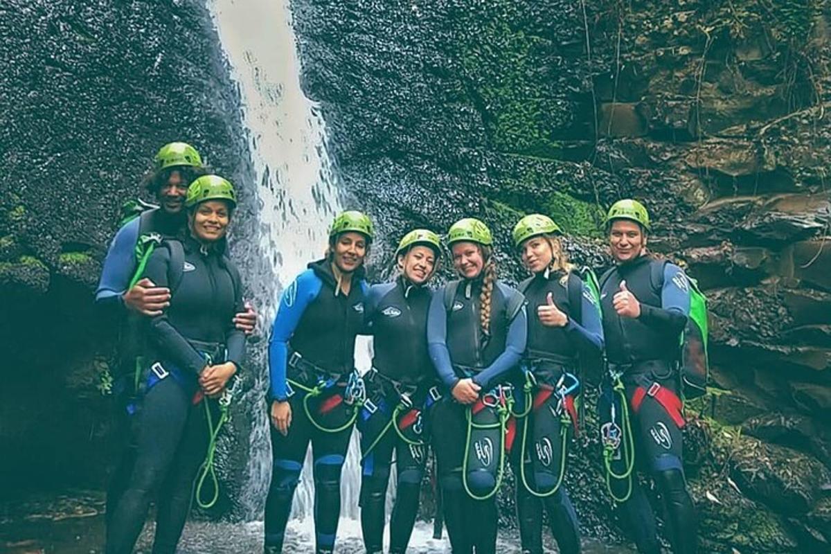 grupp inimesi poseerib juga ees