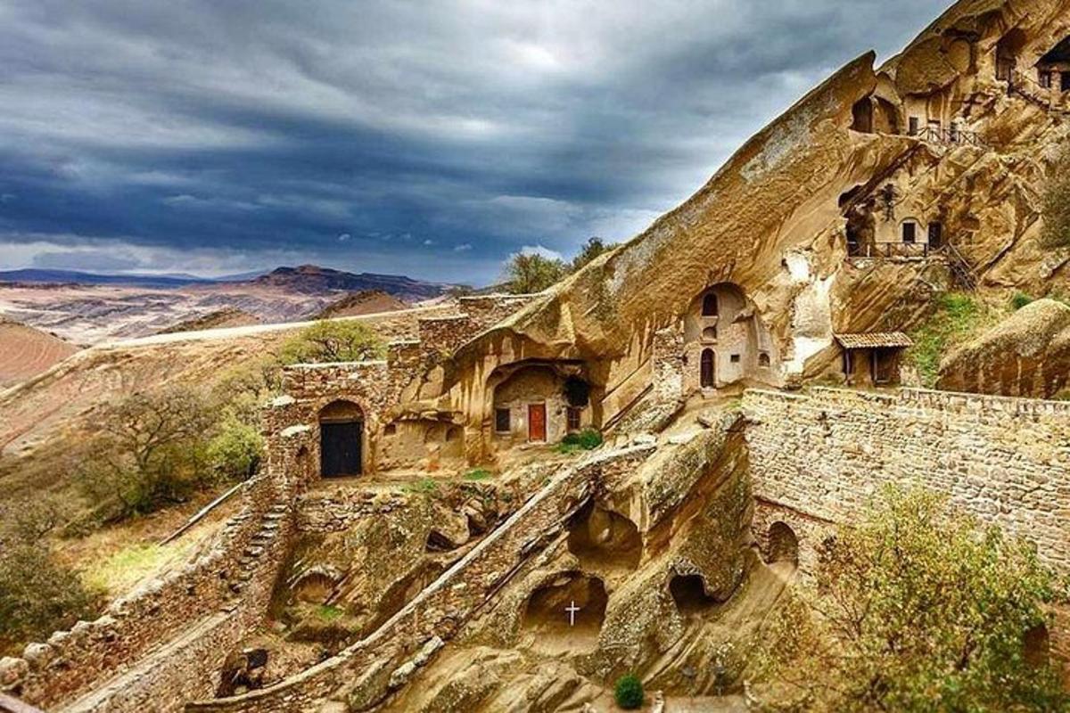 um prédio antigo na encosta de uma montanha