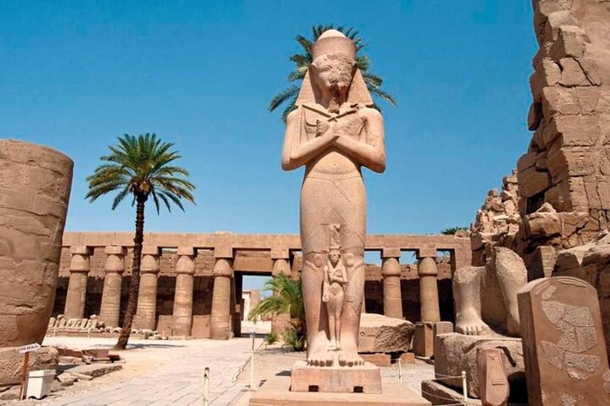 eine Statue einer Frau, die vor einem Gebäude steht
