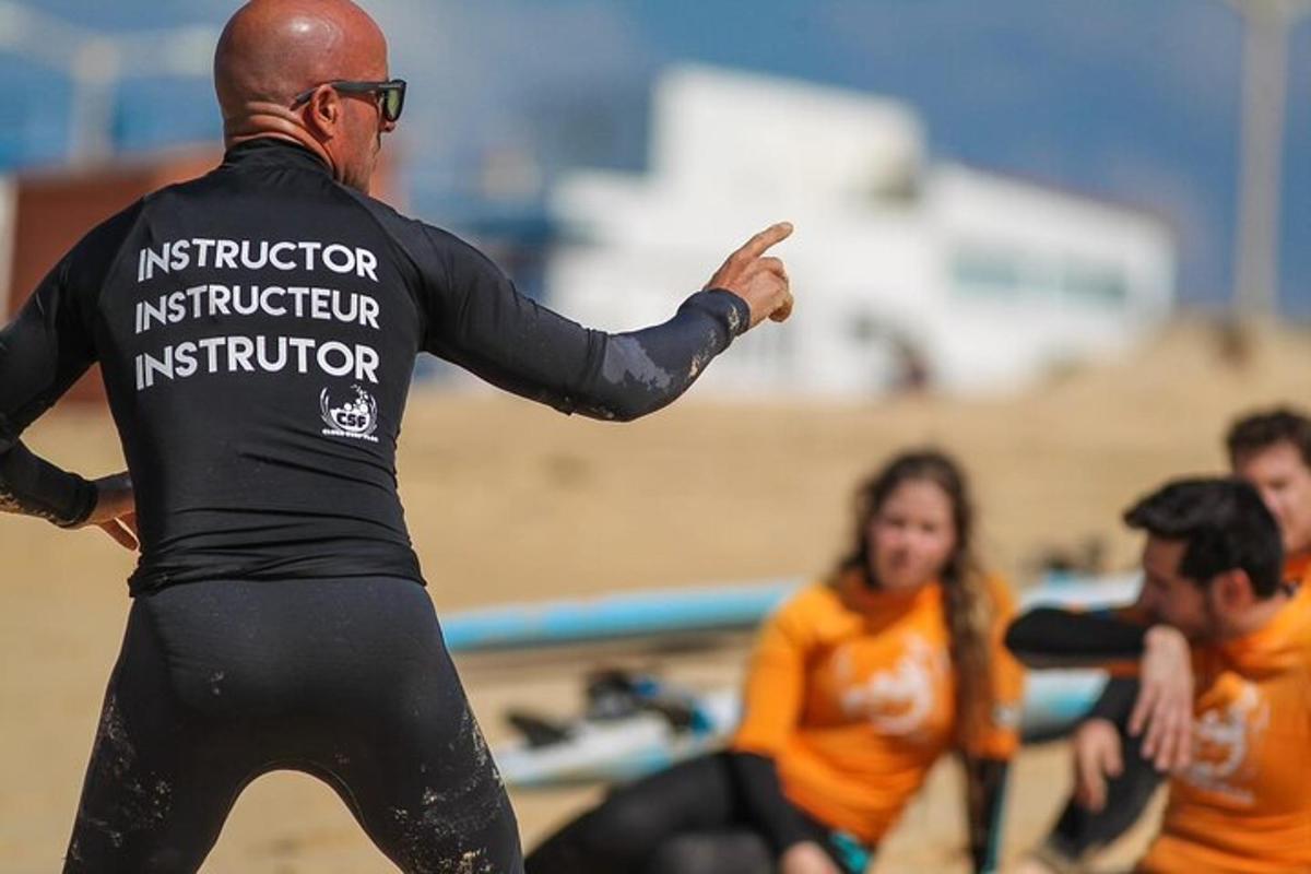 muž v neoprene na pláži