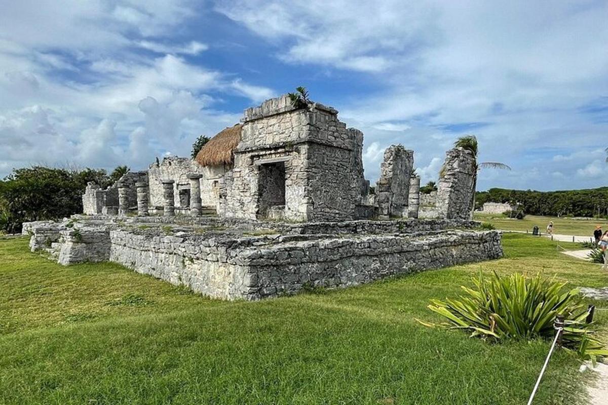 bangunan batu lama di padang rumput