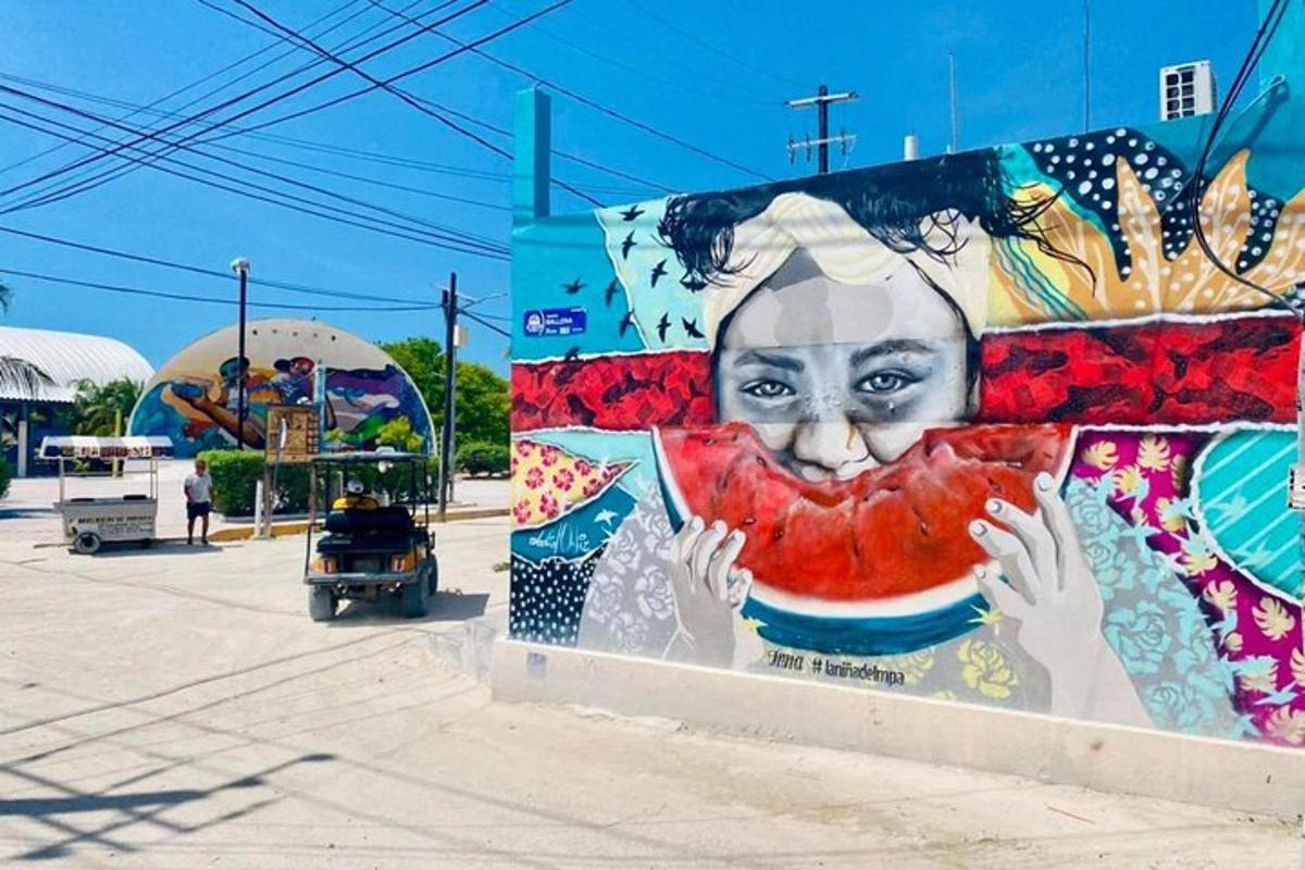 un murale di una donna che mangia una mela