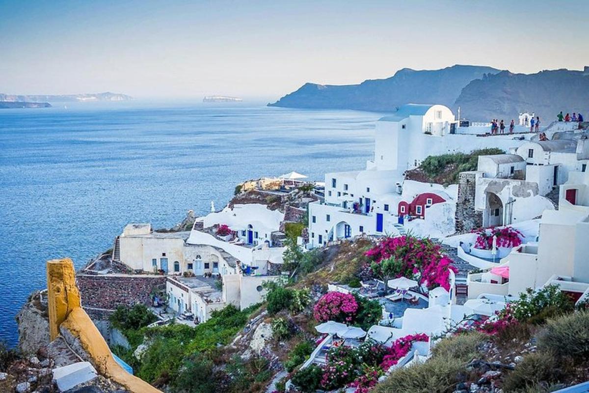 μια ομάδα λευκών κτιρίων σε έναν λόφο δίπλα στον ωκεανό