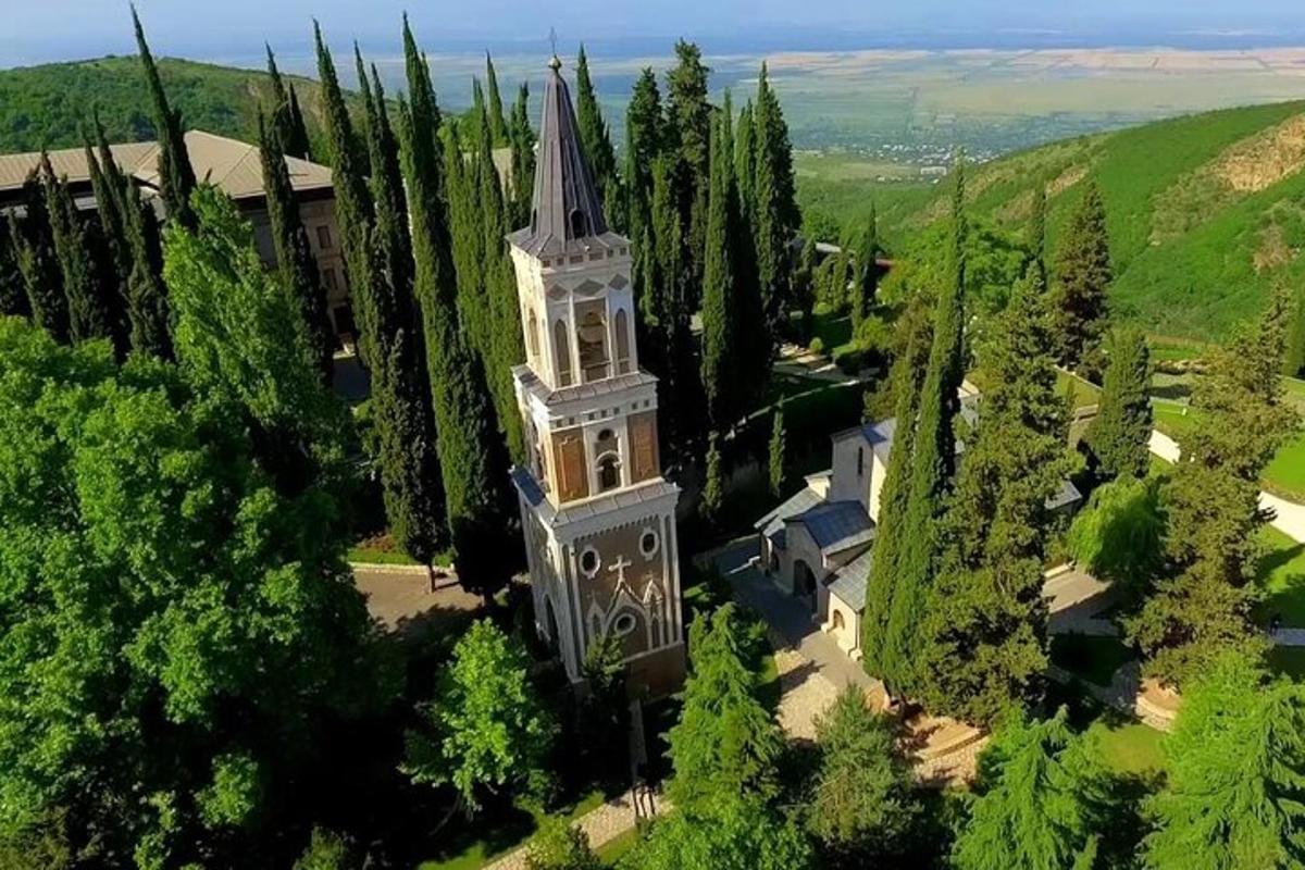 una vista aerea di un edificio con una torre