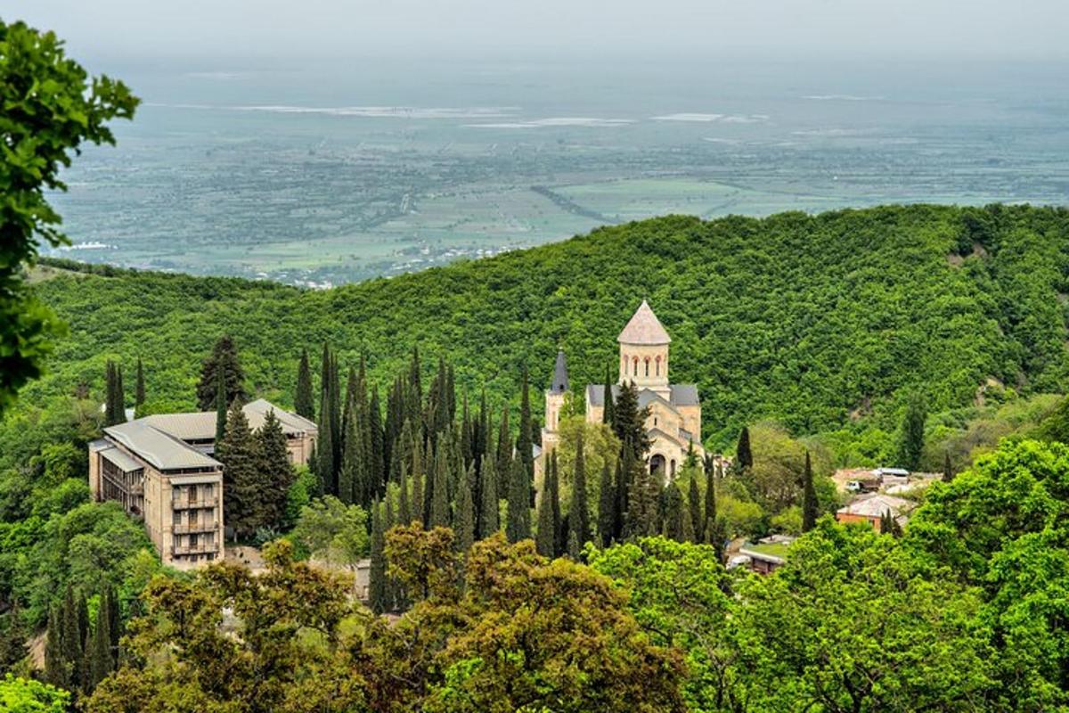 ένα κτίριο στην κορυφή ενός λόφου με δέντρα