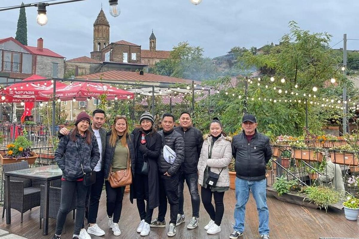 un gruppo di persone che posano per una foto