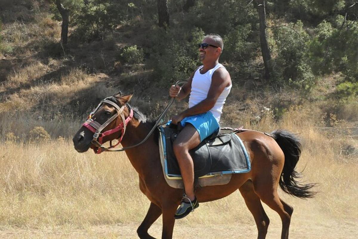 un bărbat călare pe spatele unui cal