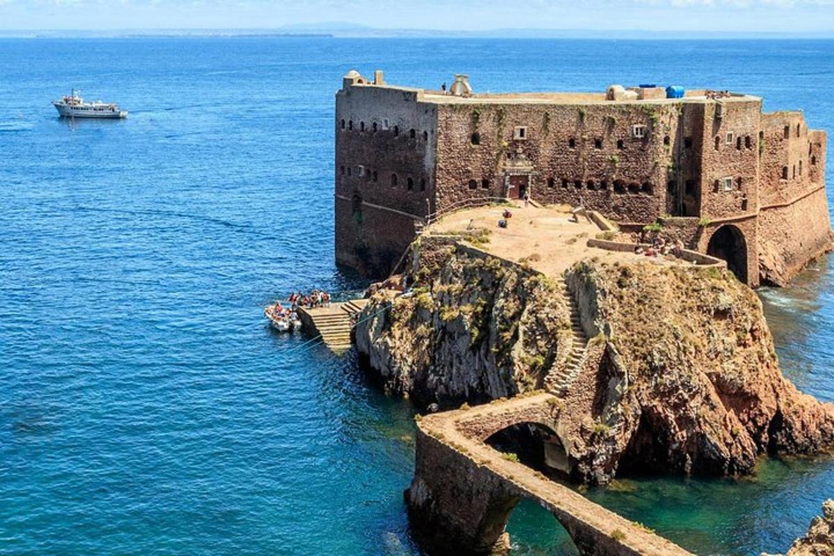 un castillo en medio del océano