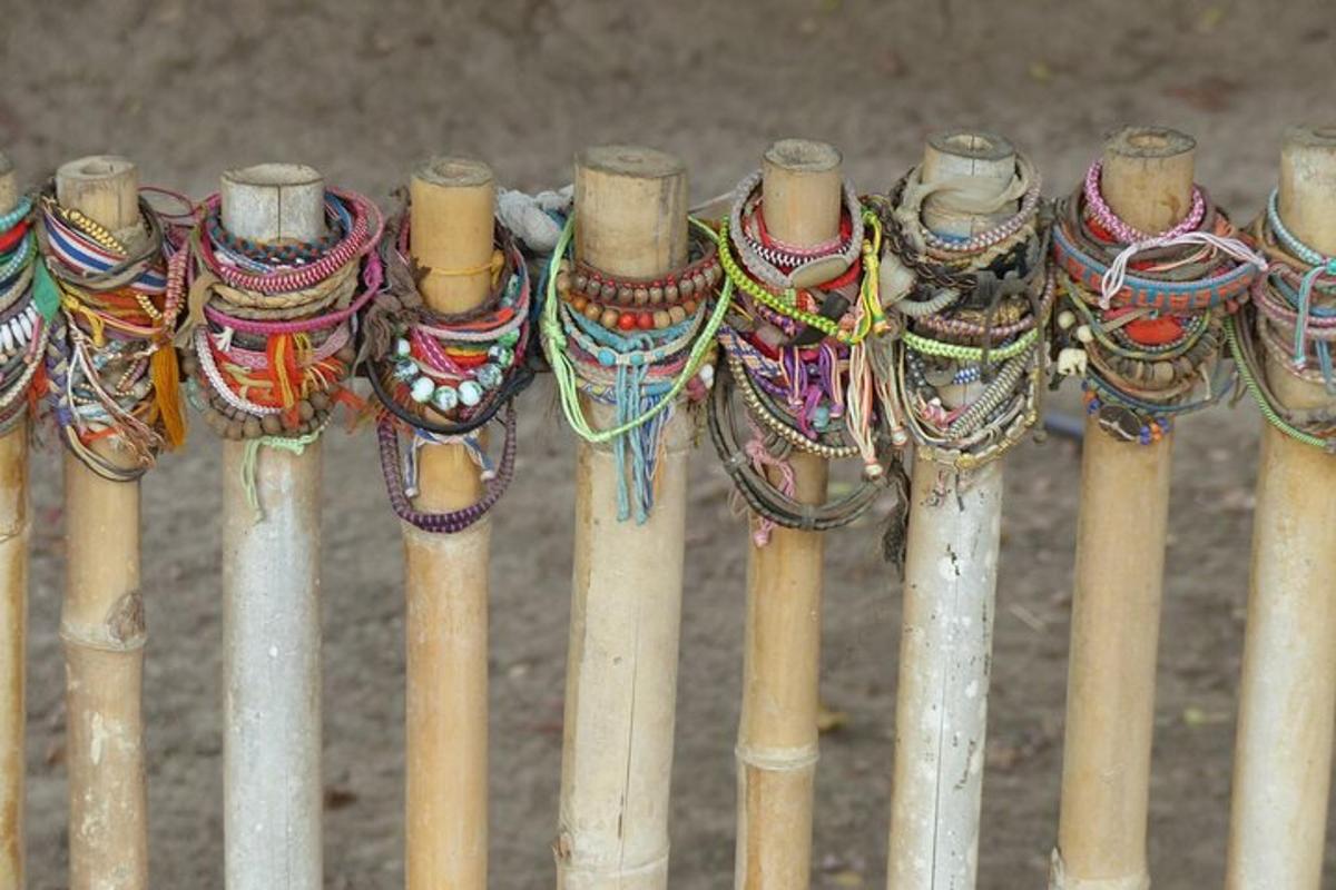 deretan tiang buluh dengan gelang di atasnya