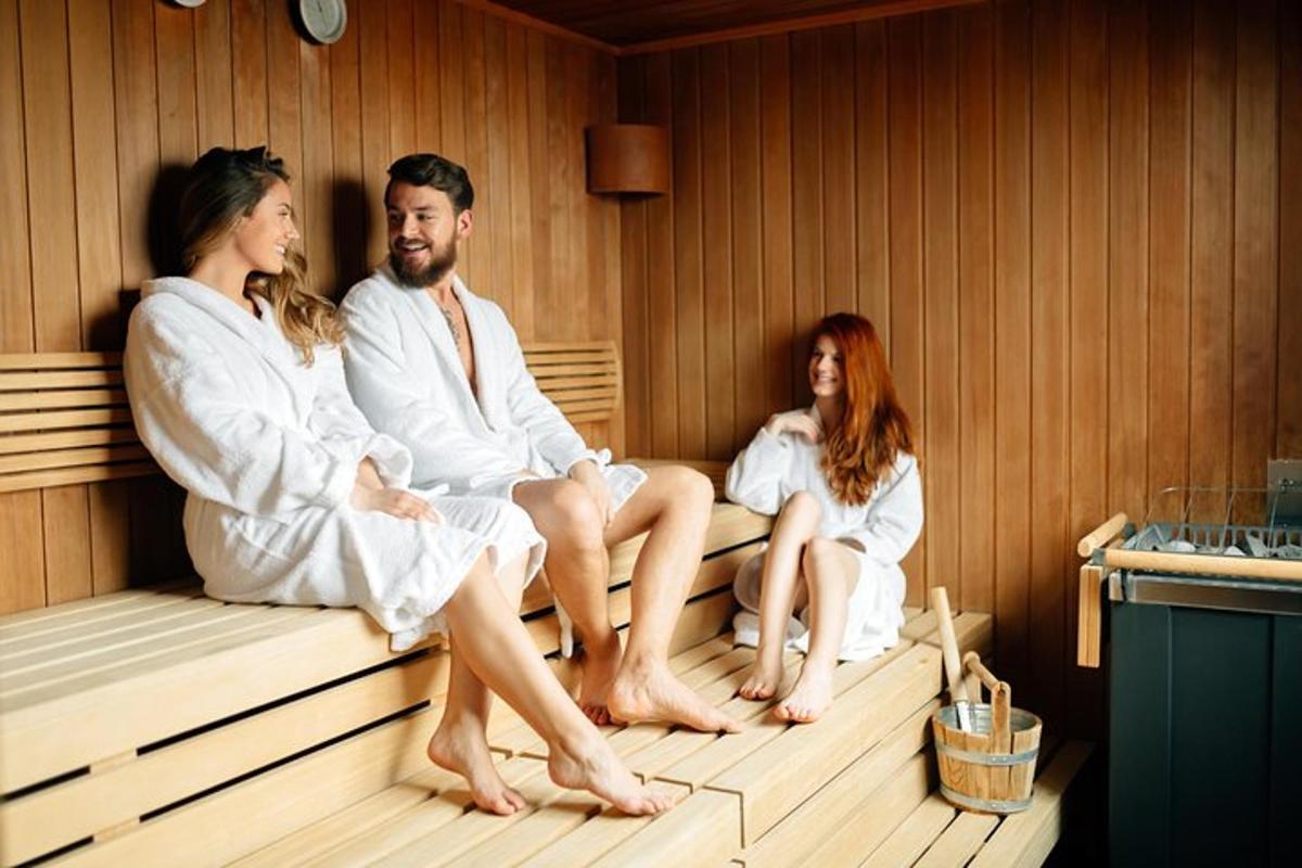 un grup de tres persones assegudes en una sauna