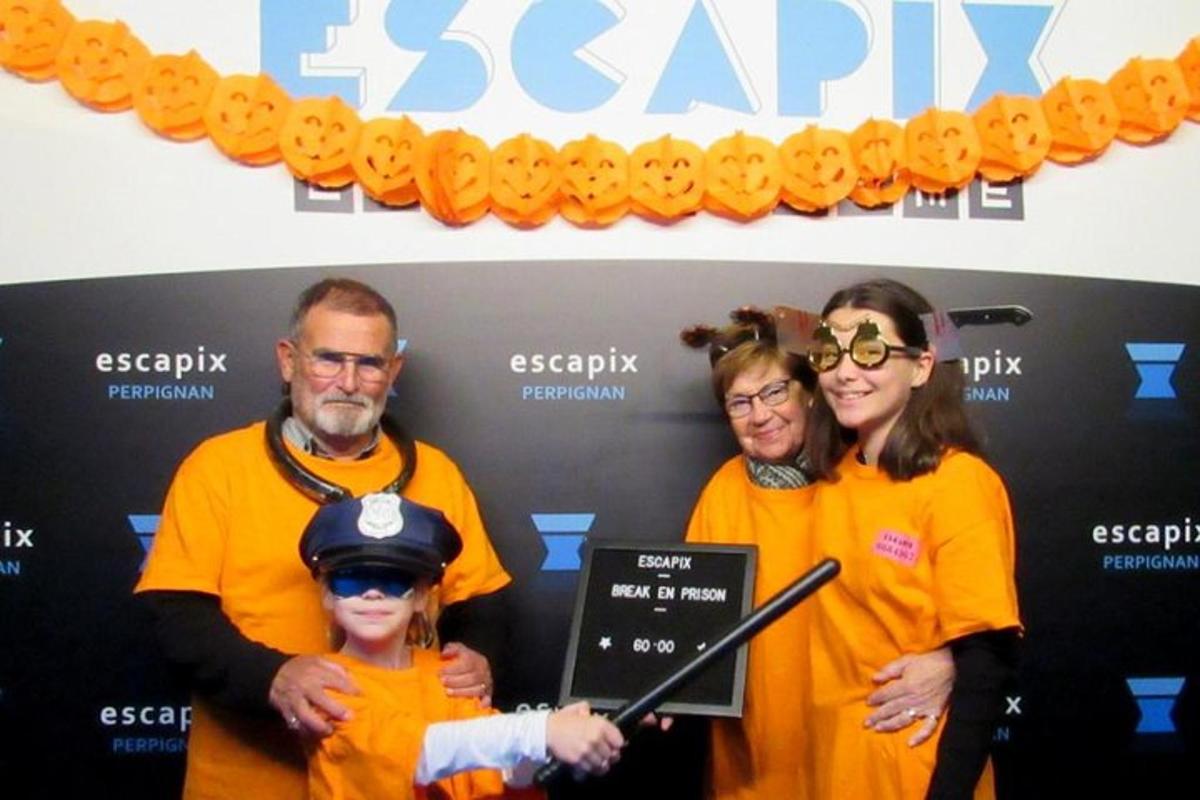 Halloweeni kostüümides perekond poseerib pildi jaoks