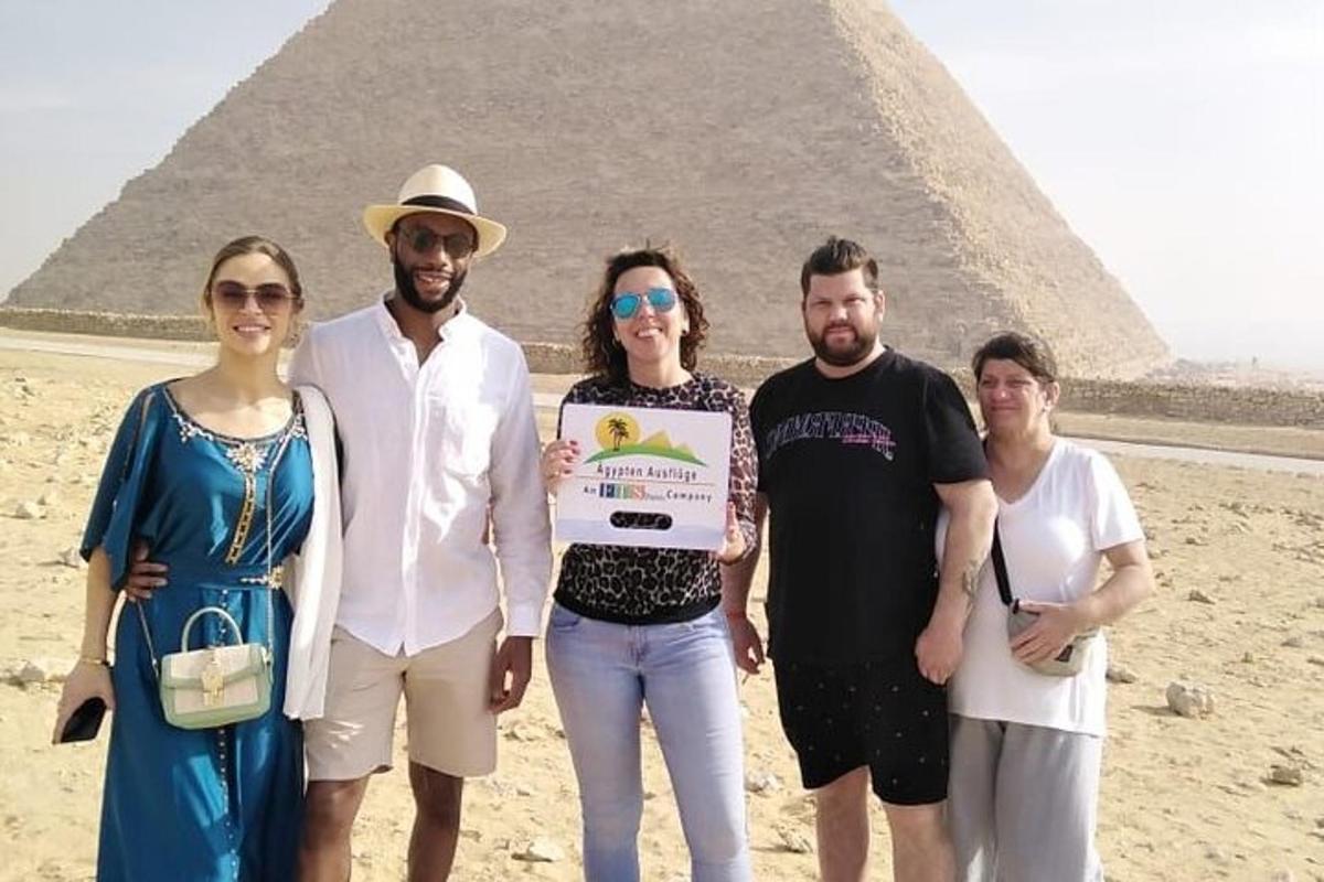 un gruppo di persone in piedi davanti a una piramide
