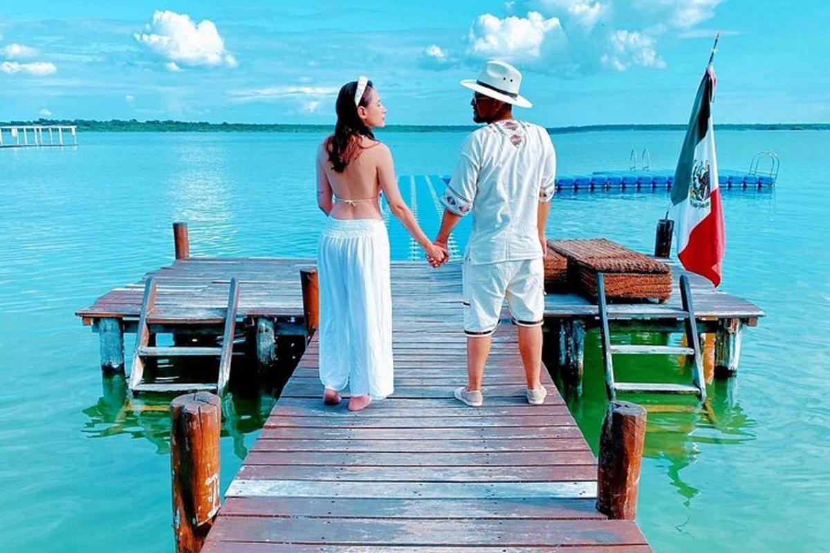 un uomo e una donna in piedi su un molo