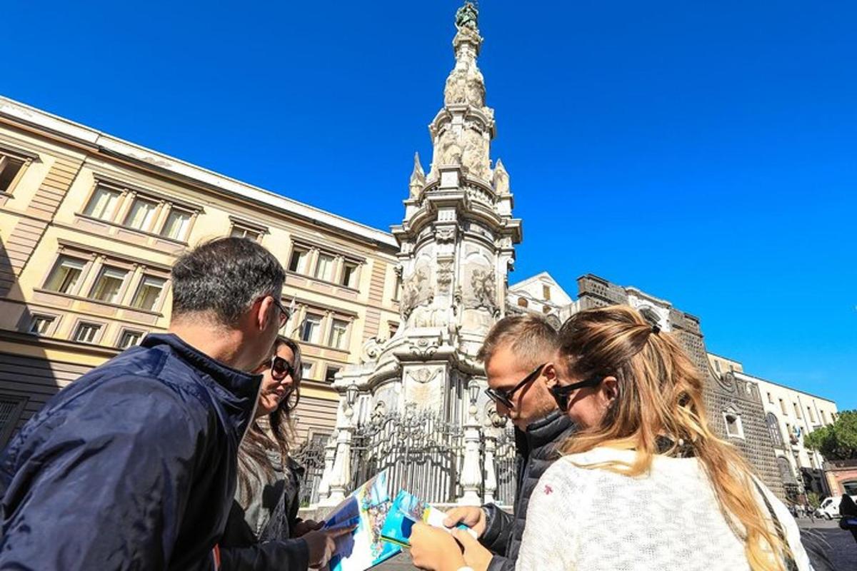 un gruppo di persone in piedi davanti a un edificio