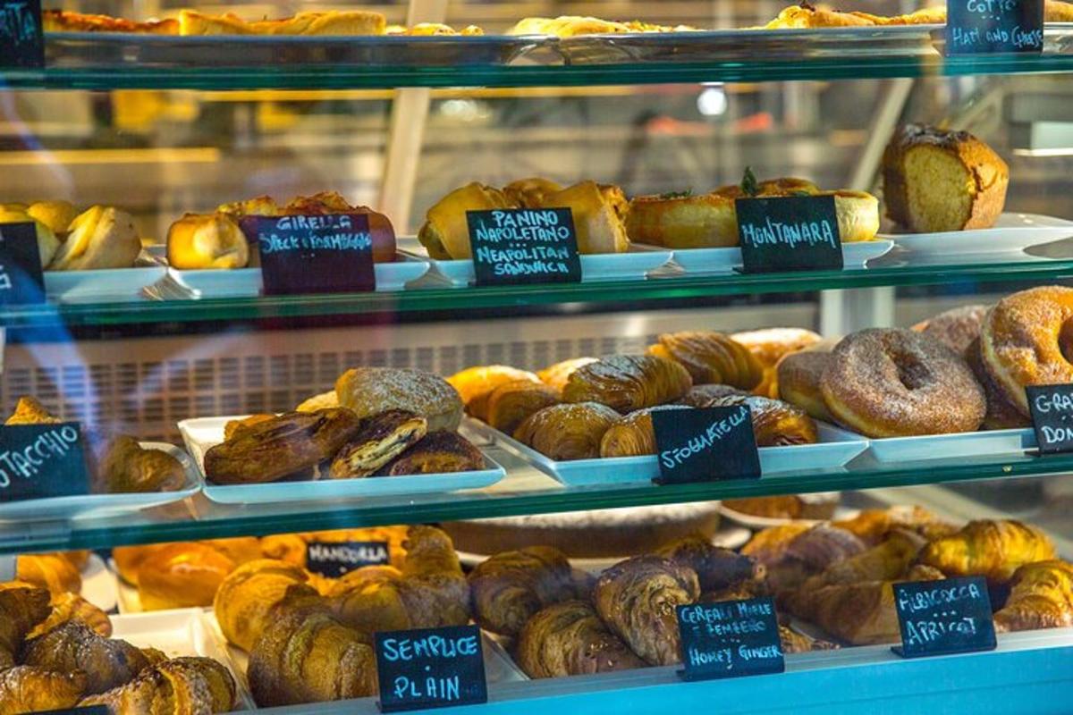 una vetrina piena di tantissimi tipi diversi di pasticcini