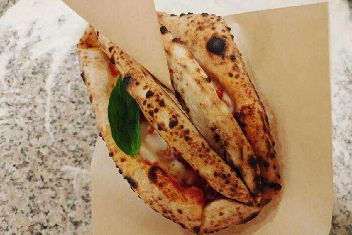 due fette di pizza in una scatola di cartone