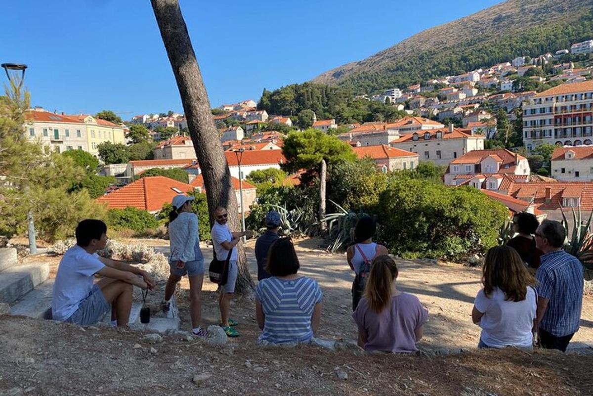 μια ομάδα ανθρώπων που κάθονται γύρω από ένα δέντρο