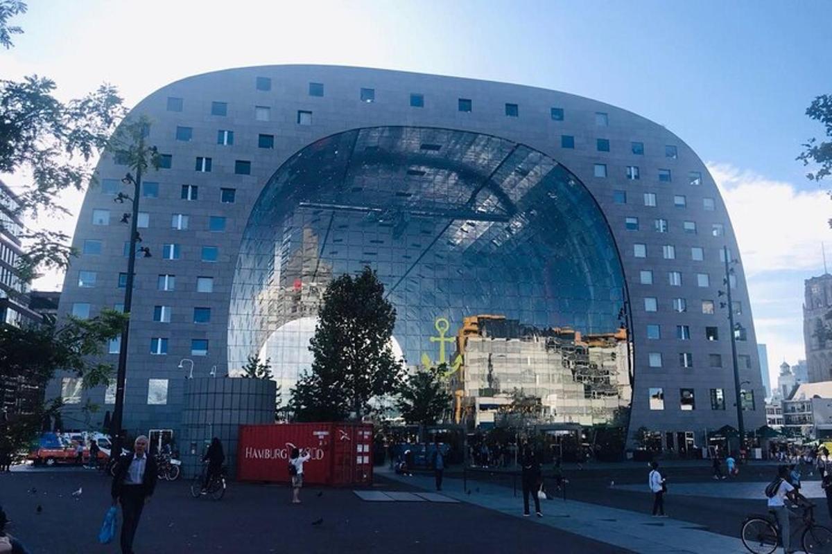 um grande edifício com uma grande fachada de vidro