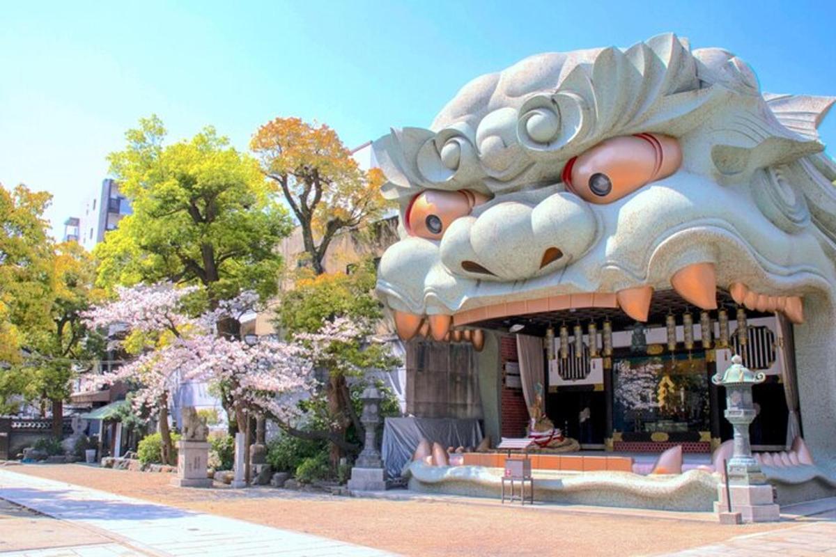 一座有龙雕像的建筑