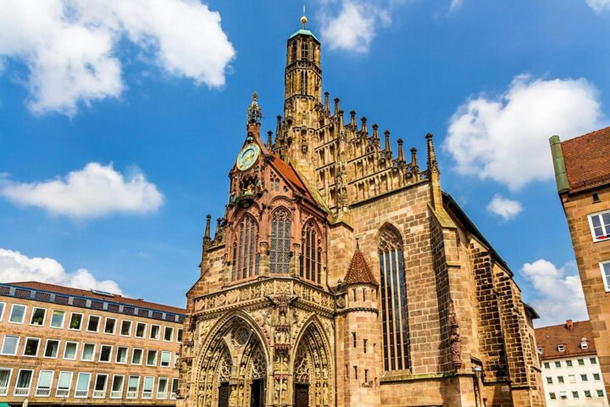 uma igreja antiga com uma torre do relógio no topo