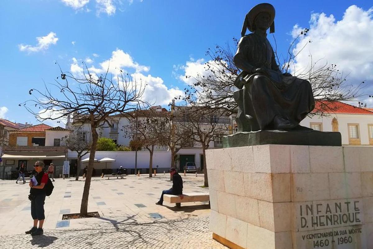 امرأة تقف بجانب تمثال في ساحة