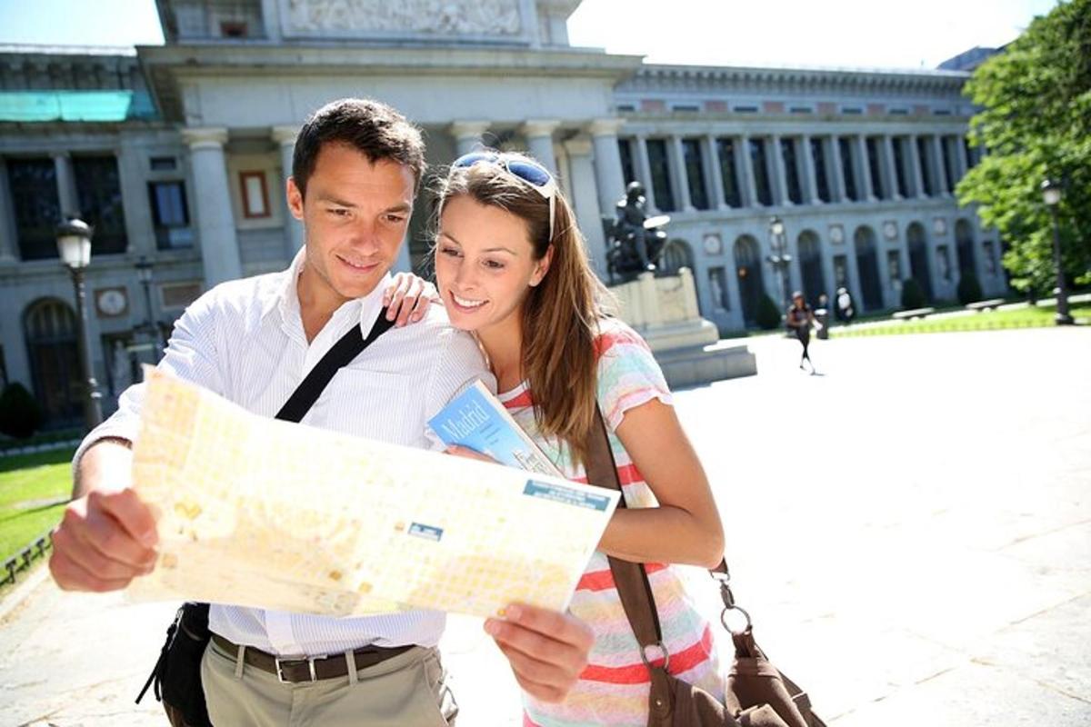 Un hombre y una mujer mirando un mapa