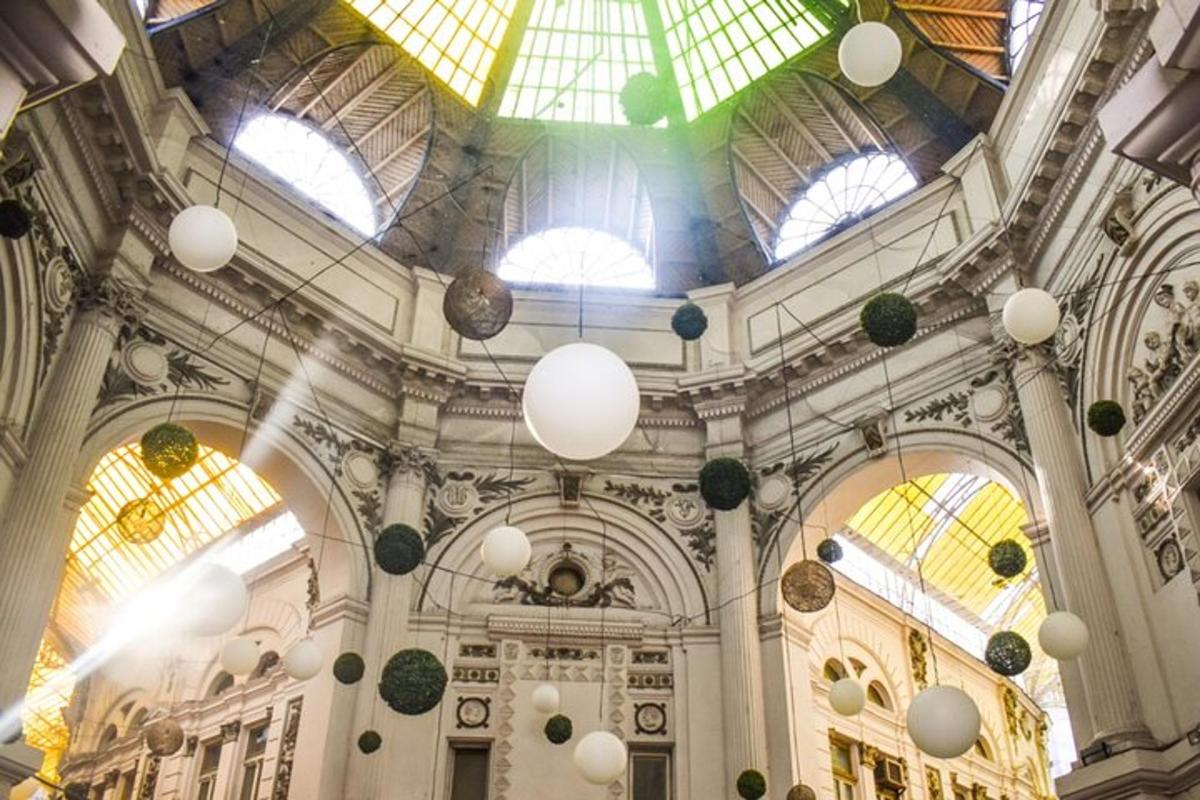 Un gran edificio con un techo abovedado con ventanas.