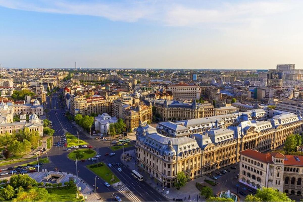 una vista aérea de una ciudad con edificios
