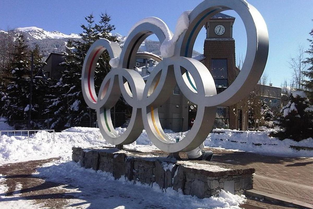 socha olympijských kruhů ve sněhu