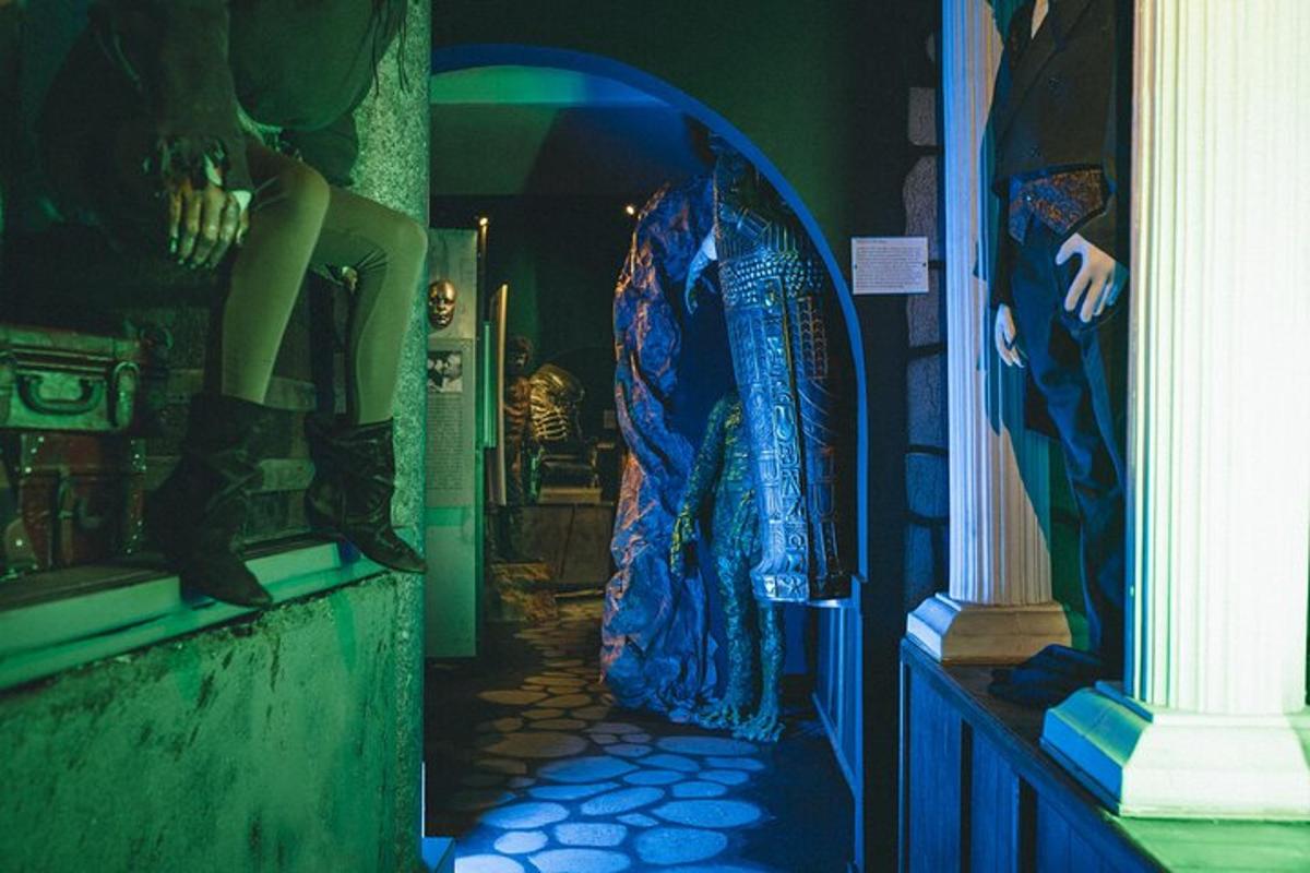 un corridoio di una casa con una porta blu