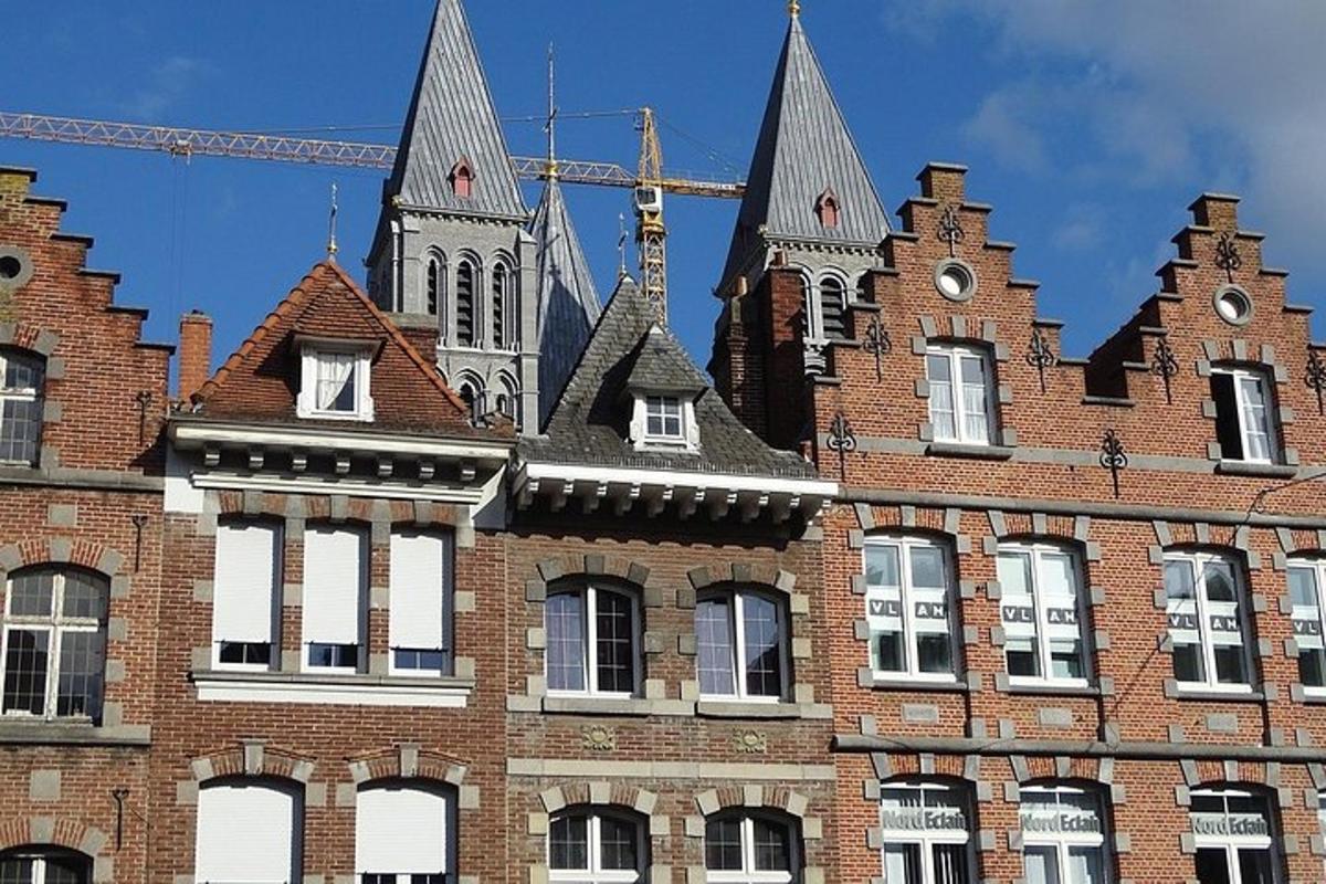 um grande edifício de tijolos com um guindaste ao fundo