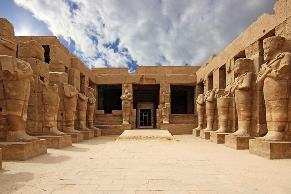 مبنى به تماثيل على جانبه