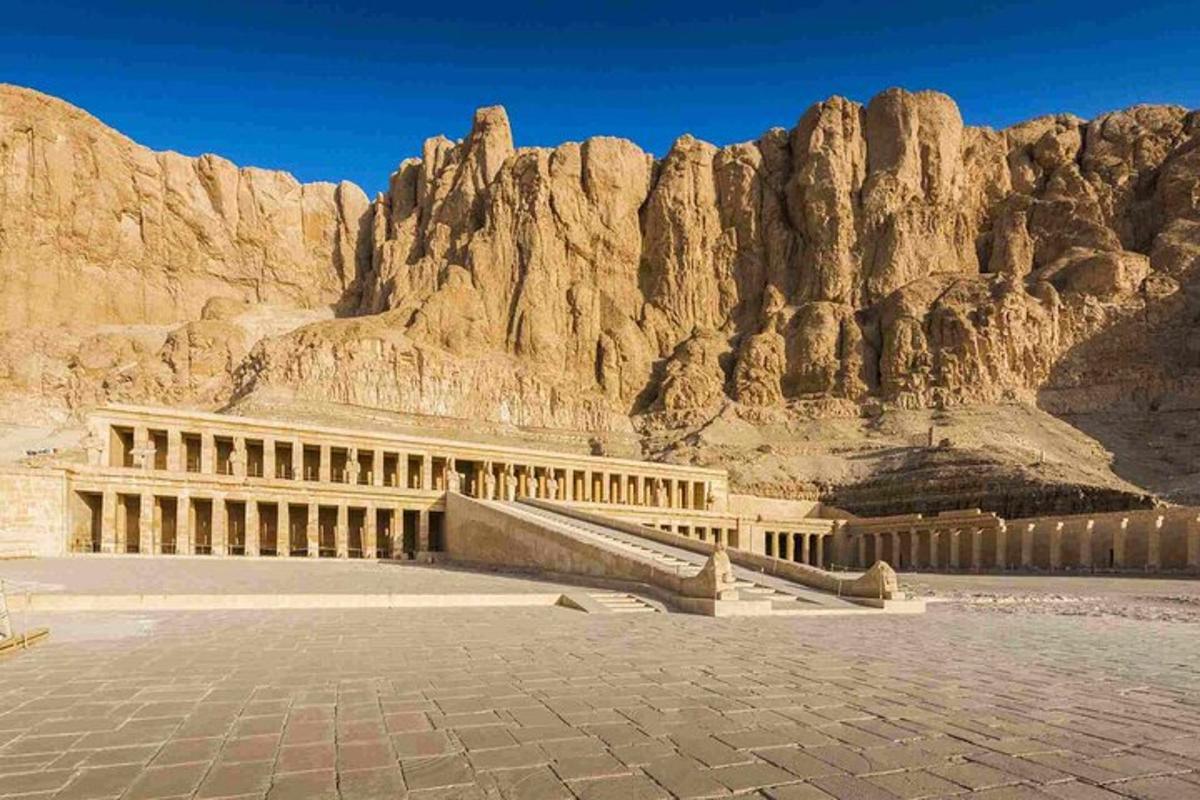 مبنى أمام جبل صخري