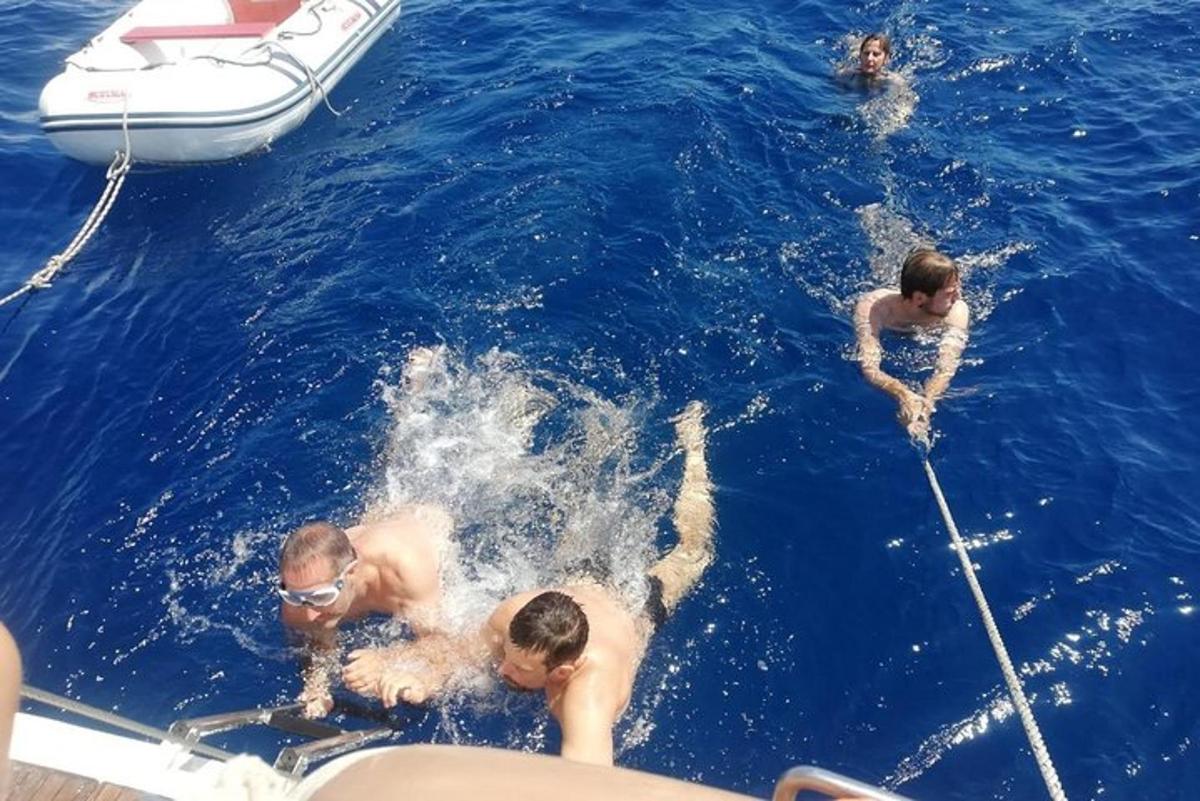 un gruppo di persone in acqua su una barca