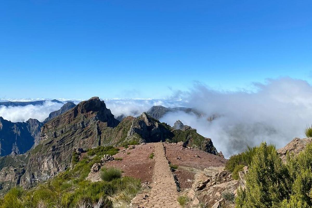 un sentiero sul fianco di una montagna con nuvole