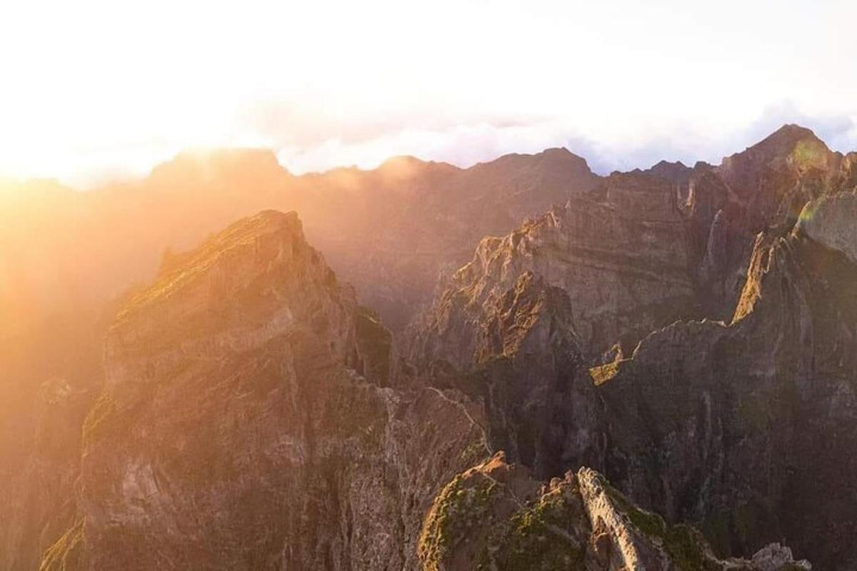 una cima di montagna su cui splende il sole