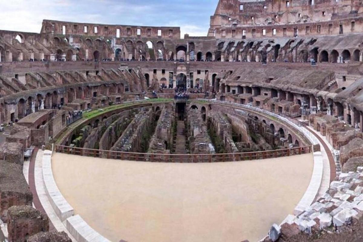 un grande anfiteatro al centro di un edificio