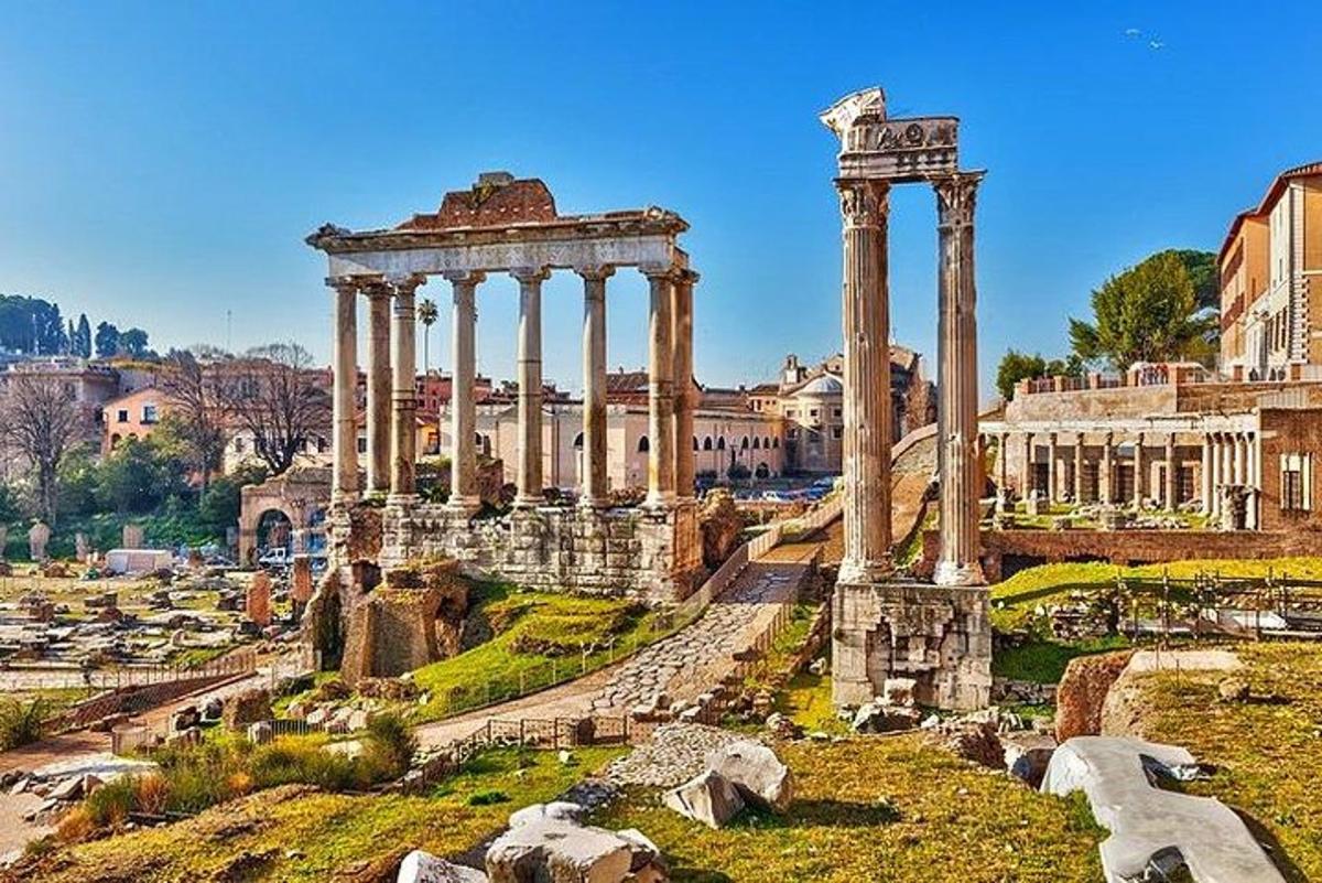 un antico tempio con colonne di fronte a un edificio