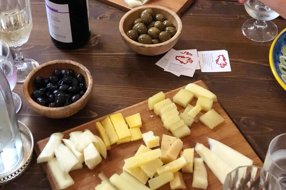 deska do krojenia z serem i winogronami oraz butelka wina