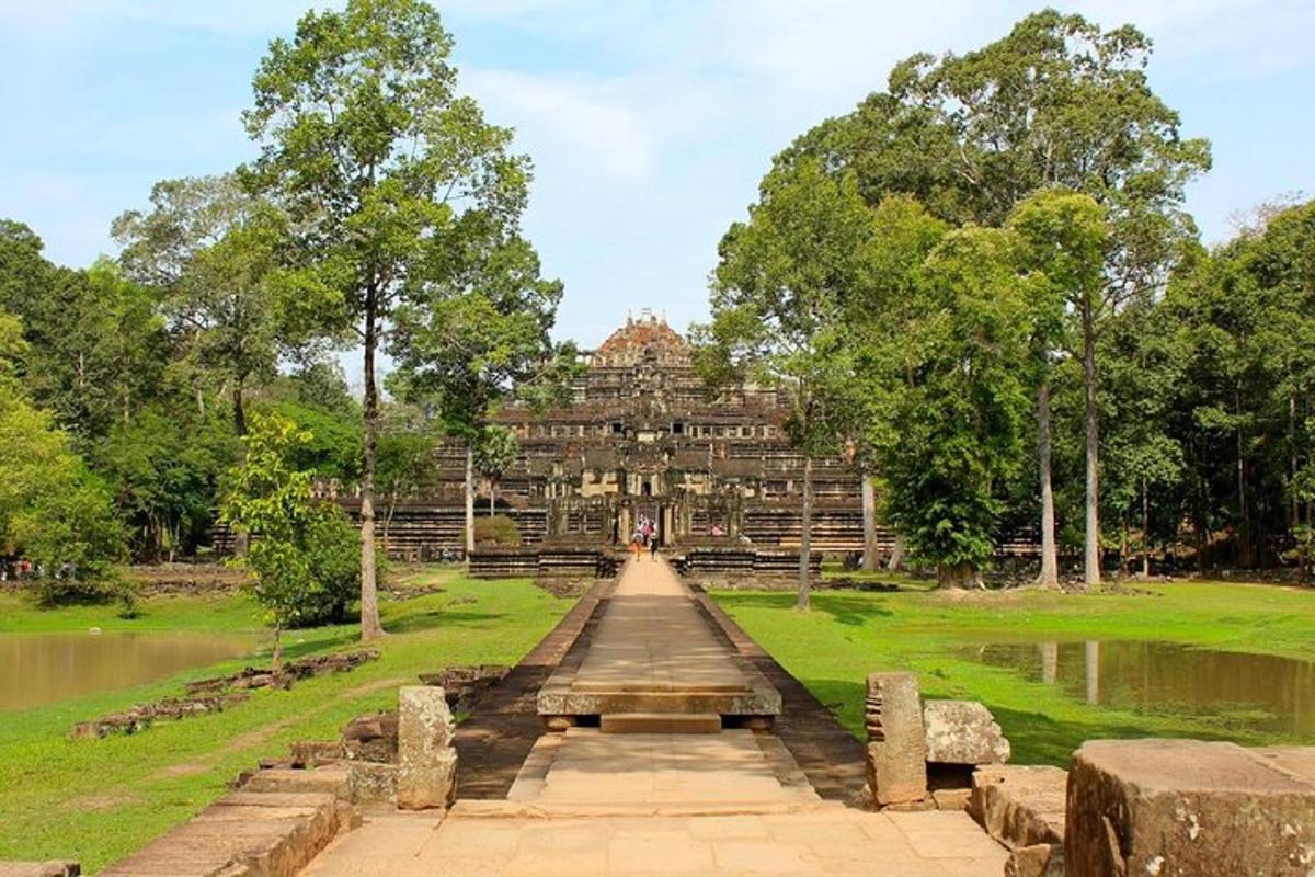 utsikt over et tempel i en park med en bro
