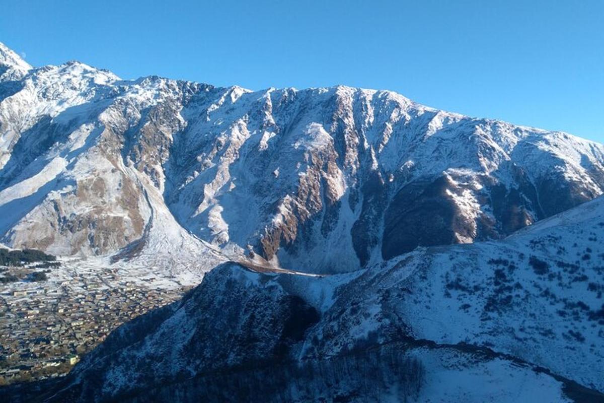 una vista aerea di una montagna coperta di neve